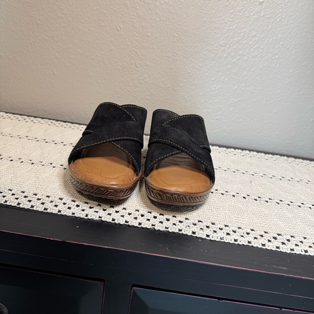 Born Women’s Black Teayo Suede Sandals - Picture 2 of 9